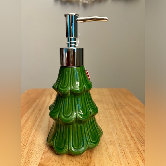 NWT. Ceramic glazed Evergreen Christmas tree soap or lotion dispenser.🎄☃️ - Picture 1 of 3